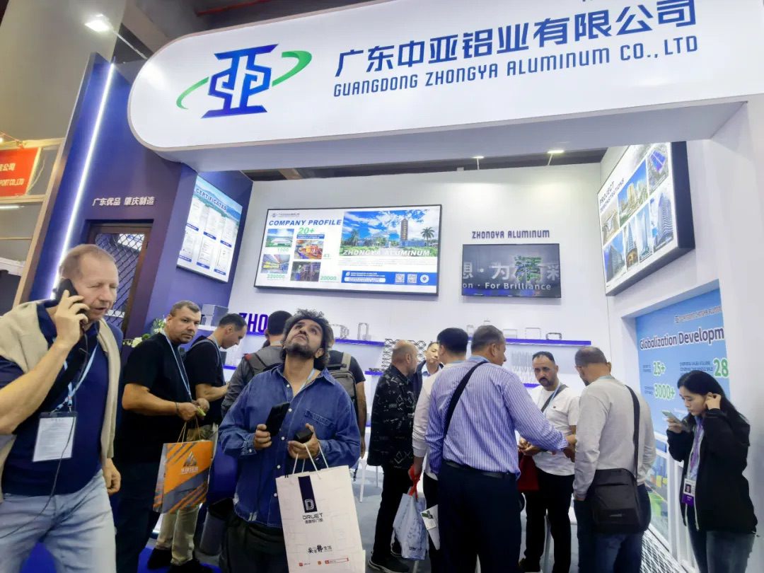 中亞鋁業(yè) “鋁” 光閃耀：廣交會首日現(xiàn)場搶“鮮”看！(圖3)