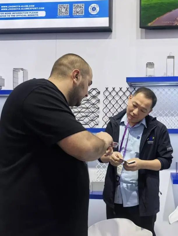 中亞鋁業(yè) “鋁” 光閃耀：廣交會首日現(xiàn)場搶“鮮”看！(圖5)